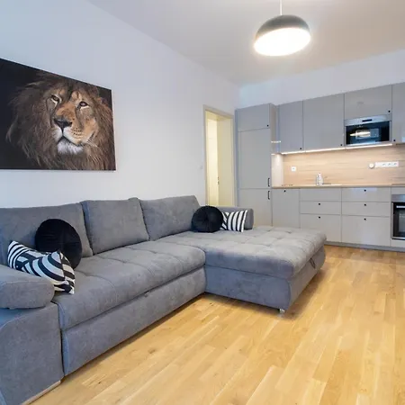 Krakovska Cr Apartment