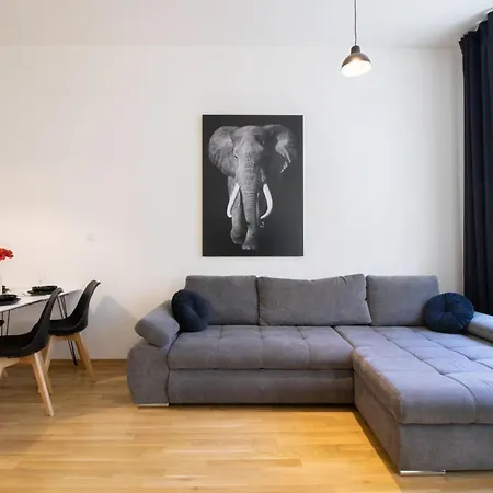 Krakovska Cr Apartment
