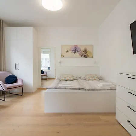 Krakovska Cr Apartment