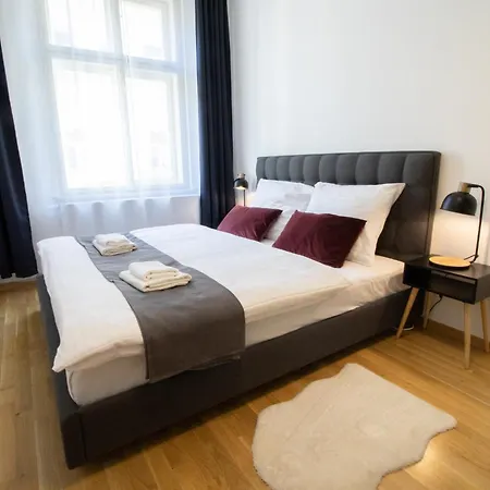 Krakovska Cr Apartment *