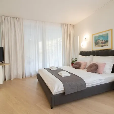 Krakovska Cr Apartment